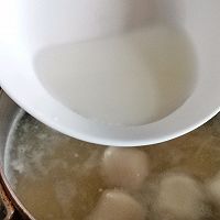 冬日里暖暖的嫩豆腐鱼丸汤的做法图解4