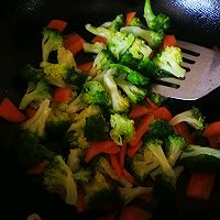 胡萝卜西蓝花炒虾仁~营养又美味的宝宝餐的做法图解7