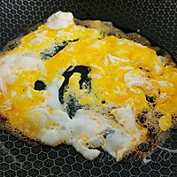 虾油煎蛋焖丝瓜的做法图解1