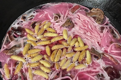 红菇蜂蛹面