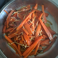 胡萝卜炒金针菇的做法图解2