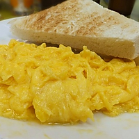 快手早餐：港式炒蛋多士/滑蛋土司（附炒滑蛋技巧）的做法图解4
