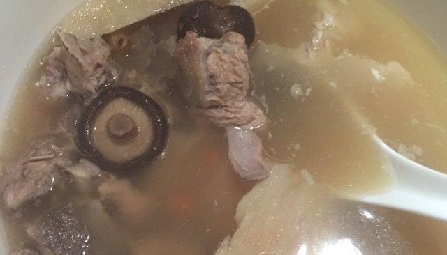 葛根脊骨枸杞香菇汤的做法