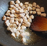 豌豆猪肉土豆丁的做法图解2