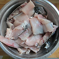 泡椒酸菜鱼——激起味蕾的酸辣开胃菜的做法图解2