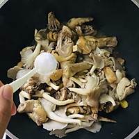 #一人一道拿手菜#蘑菇炖鸡肉的做法图解3