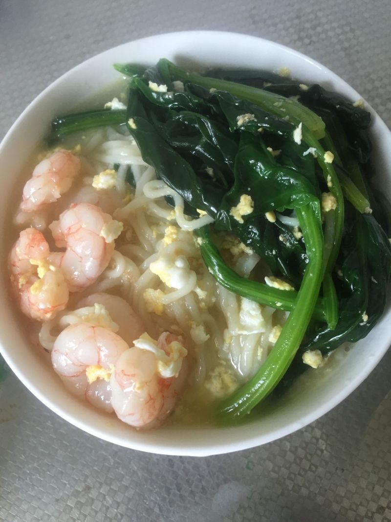 Noodles with spinach and shrimp