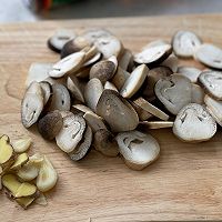 草菇毛豆炒河虾的做法图解2