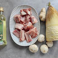 春天的味道因时而食——菌菇春笋排骨汤的做法图解1