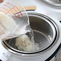 家常腊肠焖米饭 -电饭煲版的做法图解2