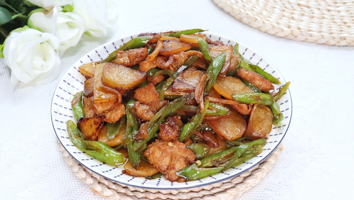 五花肉干煸土豆片
