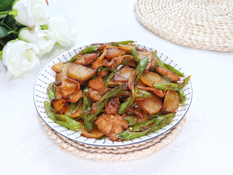 五花肉干煸土豆片的做法