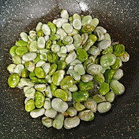 干煸蚕豆的做法图解2