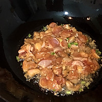 超下饭青椒鸡腿粒，小美的美食的做法图解2