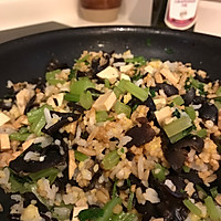 香芹木耳豆干炒杂粮饭的做法图解6