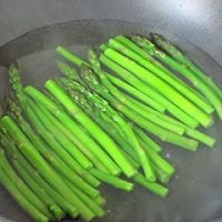 火腿丁浇芦笋的做法图解5
