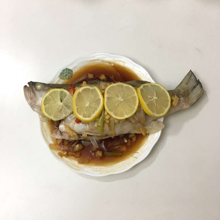 泰式柠檬蒸鲈鱼-简单快手的做法
