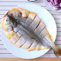 干锅焗大黄鱼的做法图解2