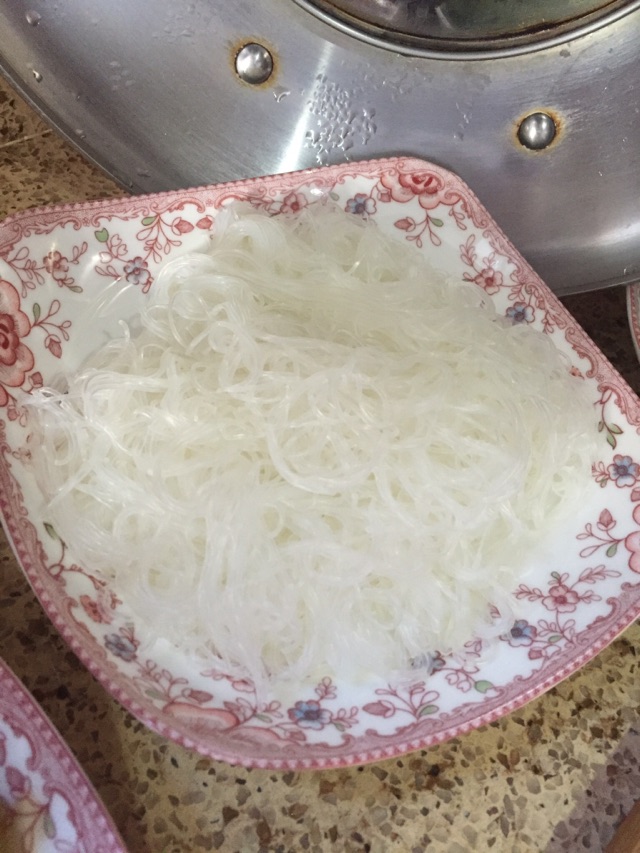 蒜蓉粉丝蒸扇贝的做法图解2
