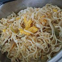 鸡蛋榨菜炒面的做法图解5