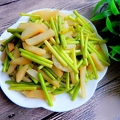 耗油蒜苔炒土豆丝