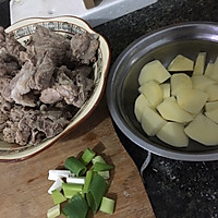 土豆炖排骨的做法图解1