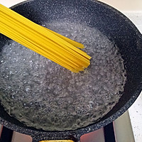 快手炒意大利面的做法图解1