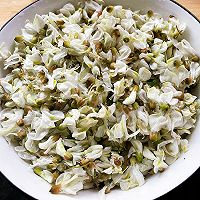 槐花饼的做法图解1