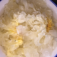 桃胶皂角米银耳桂圆莲子百合汤的做法图解2