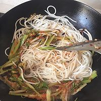酸辣杂菜炒米线的做法图解7