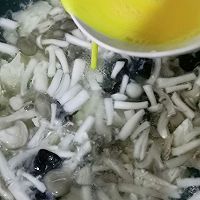 菌菇豆腐汤的做法图解4