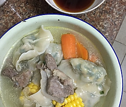 胡萝卜玉米煮骨汤饺子的做法