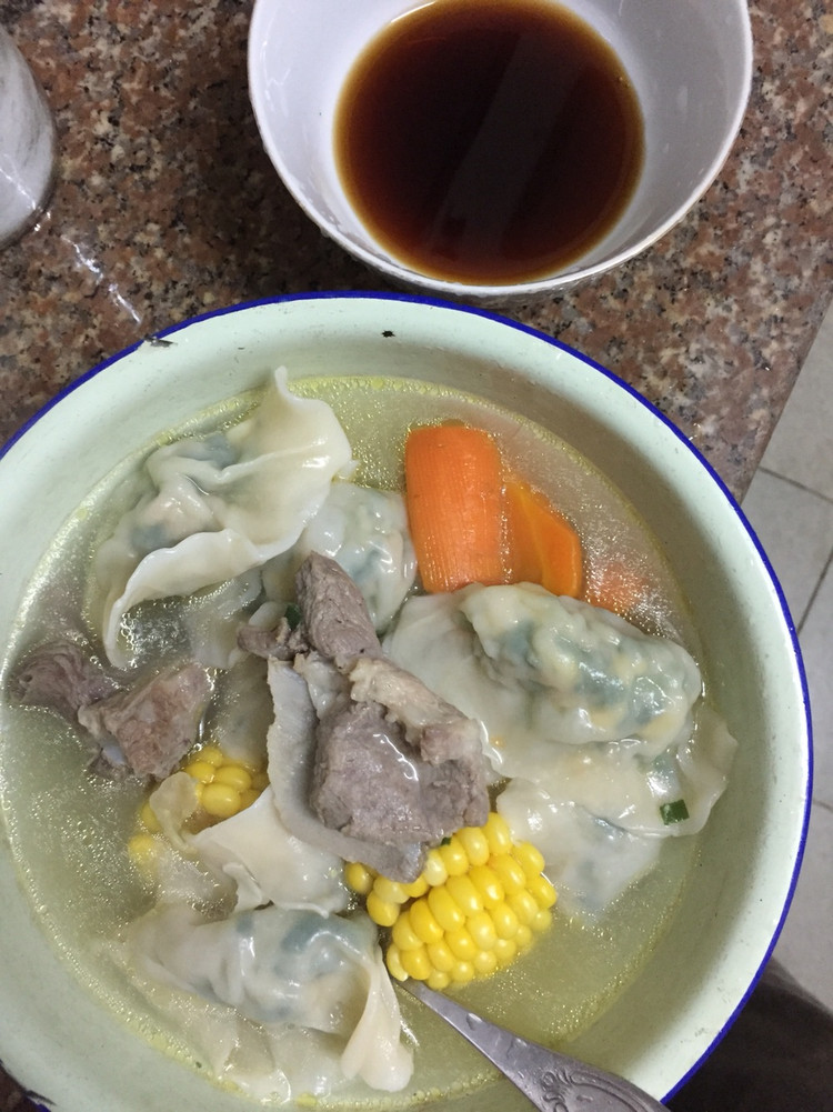 胡萝卜玉米煮骨汤饺子的做法