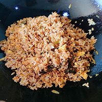 #蛋趣体验#十分钟快手早餐#快手雪菜蛋炒饭的做法图解9