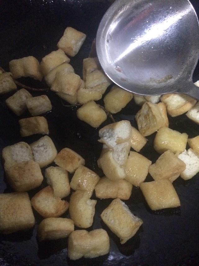 黄豆芽炒油豆腐的做法图解3