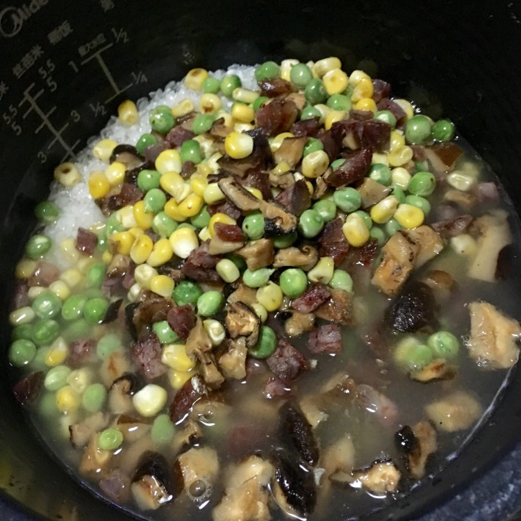 豌豆香肠饭的做法图解3