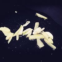 香芹菌菇炒鸡蛋干的做法图解3