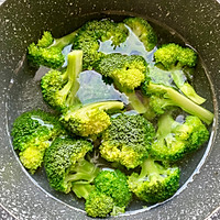 西兰花炒虾仁的做法图解2