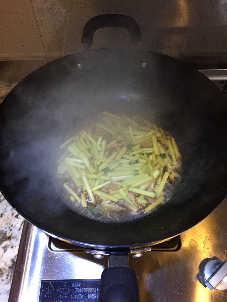 芹菜炒肉的做法图解5