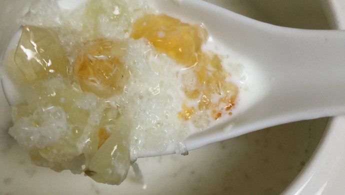 牛奶桃胶雪莲子雪燕