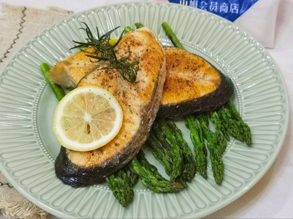 5分钟搞定芦笋煎三文鱼，简单又美味！​