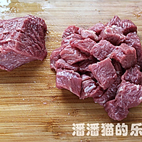 黑蒜子牛肉粒的做法图解2