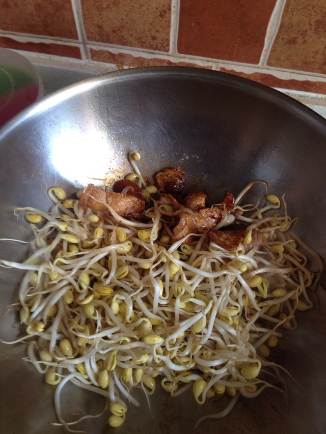 黄豆芽炖粉条的做法图解7