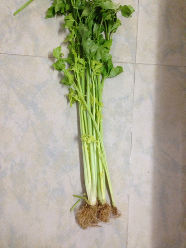 猪肉芹菜饺子的做法图解1