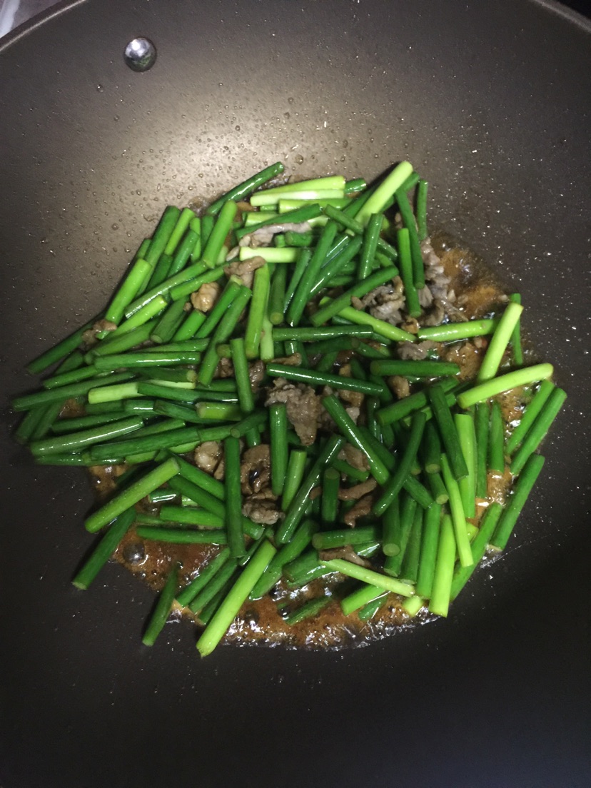 蒜苔炒肉的做法图解2