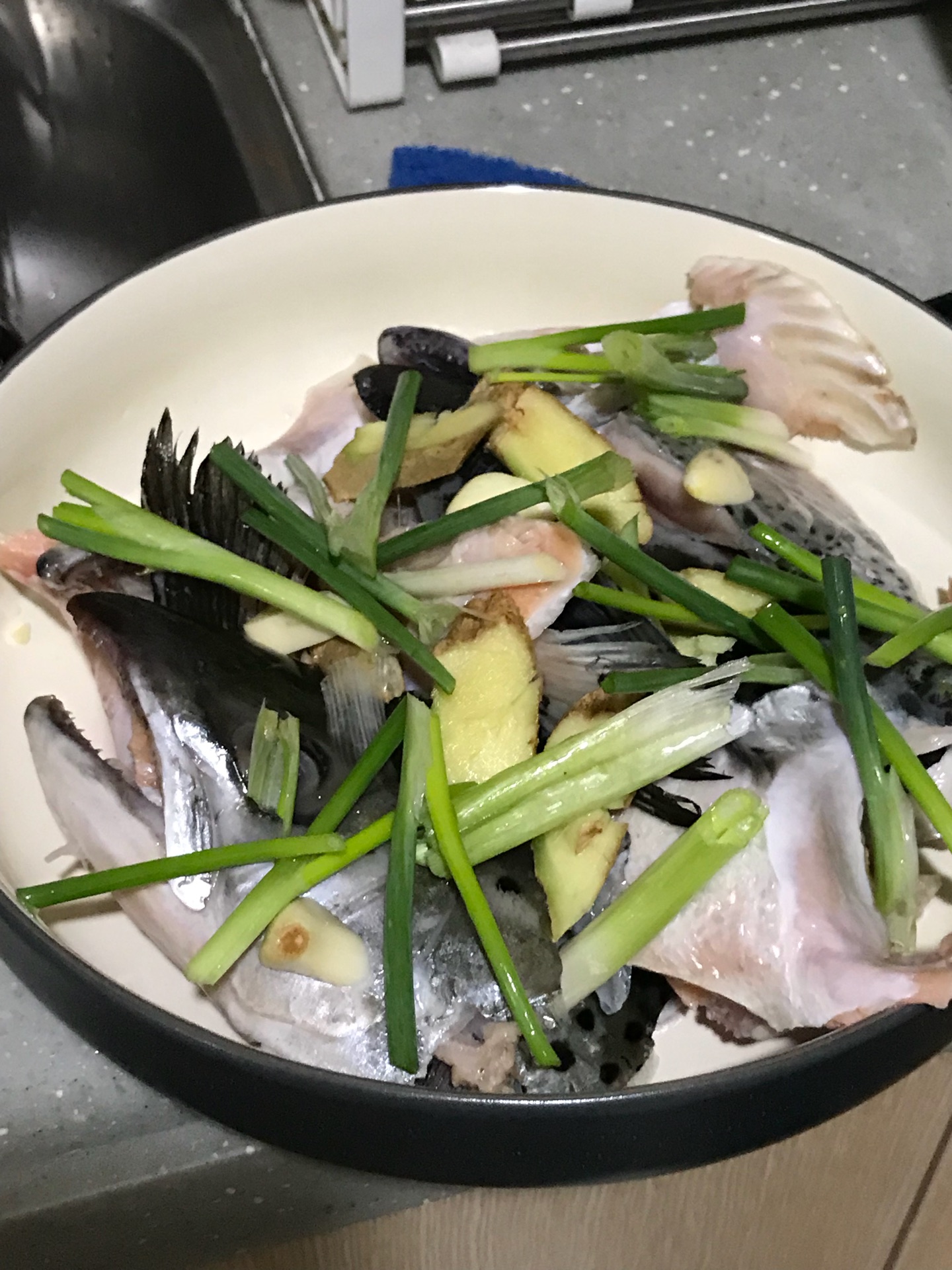 砂锅鱼头怎么做_砂锅鱼头的做法_sunny自在的风_豆果美食