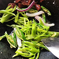 广式腊肠炒辣椒的做法图解5