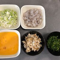 虾仁蛋饼的做法图解1