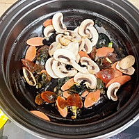 皮蛋豆腐口蘑火腿汤的做法图解5