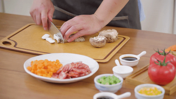 夏日必备款，实打实的懒人料理——一颗番茄饭的做法图解2